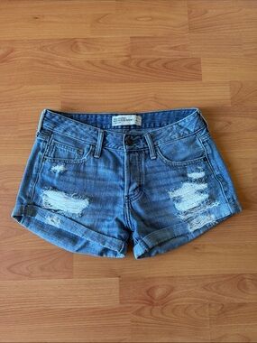 Abercrombie & Fitch Low Rise Boyfriend Distressed Shorts Light Wash Size 2